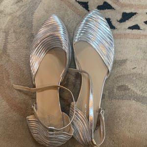 Silver sandal. Size 10.